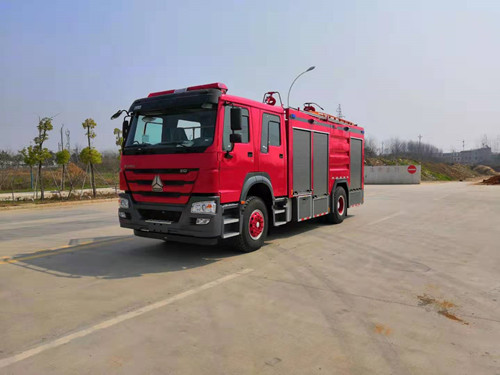 重汽豪沃8T泡沫幹粉聯用(yòng)消防車(chē)