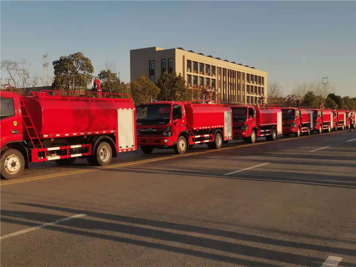 7噸單排大(dà)多(duō)利卡消防灑水(shuǐ)車(chē)