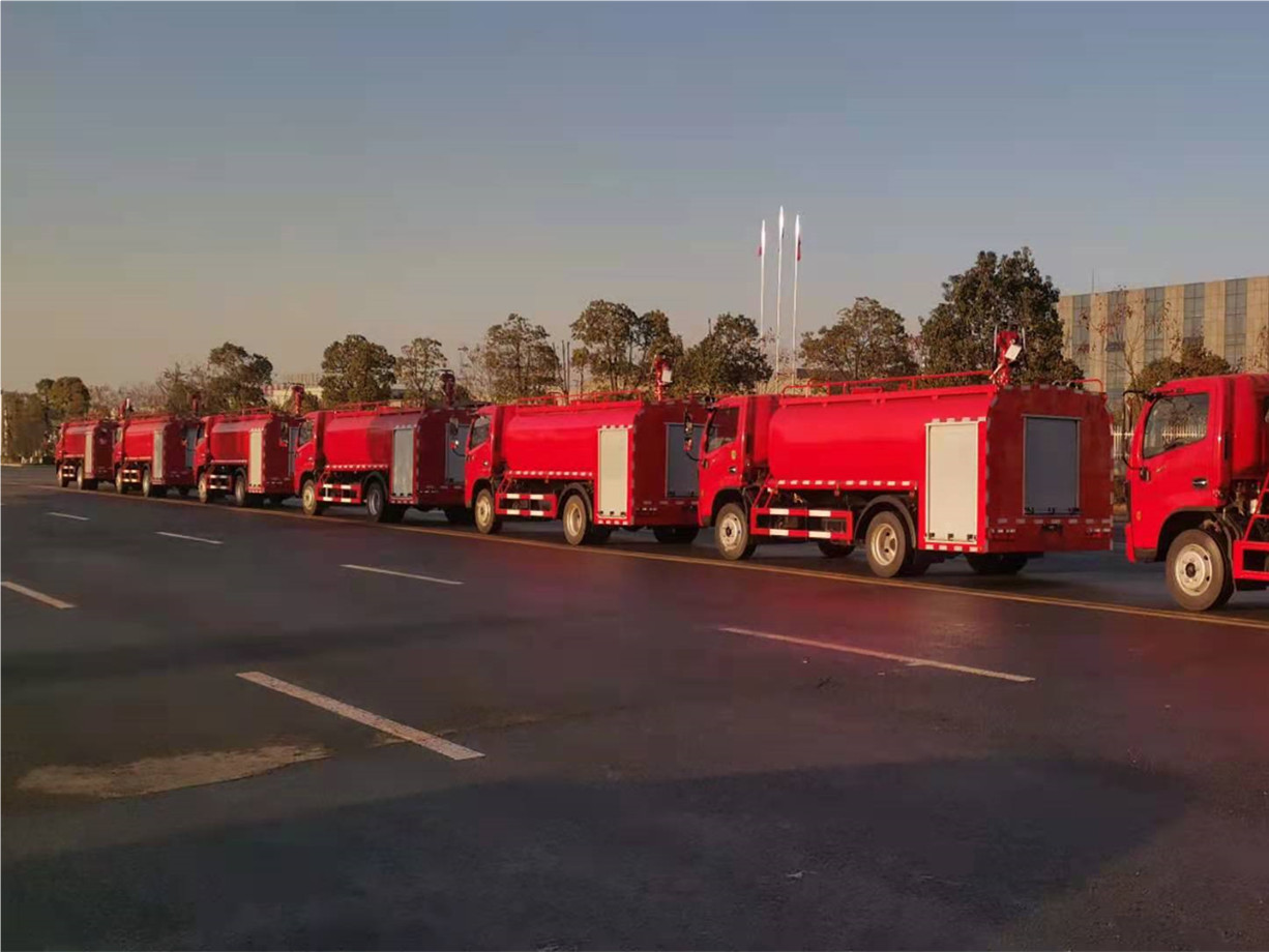 7噸單排大(dà)多(duō)利卡消防灑水(shuǐ)車(chē)