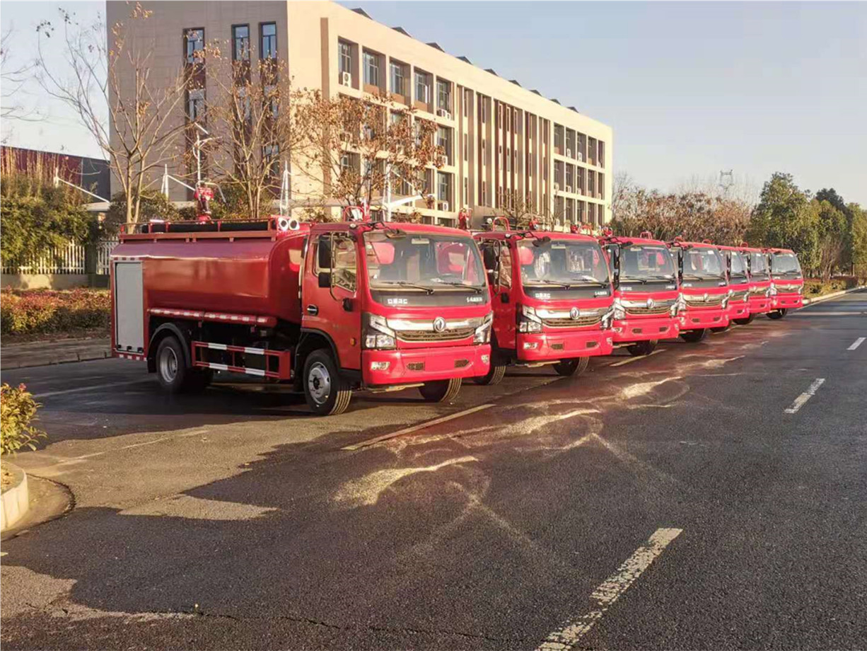 7噸單排大(dà)多(duō)利卡消防灑水(shuǐ)車(chē)