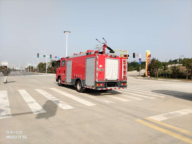 五十鈴3.5噸水(shuǐ)消防車(chē)