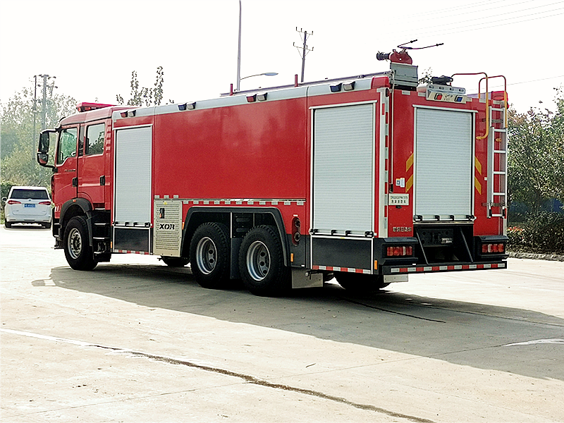 豪沃17噸水(shuǐ)罐消防車(chē)