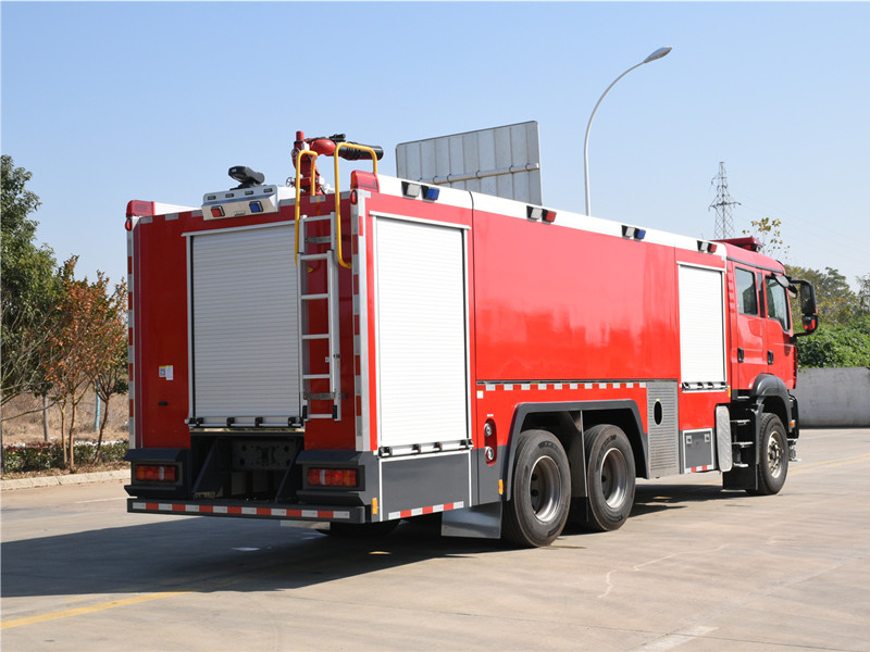 汕德卡15噸水(shuǐ)罐消防車(chē)