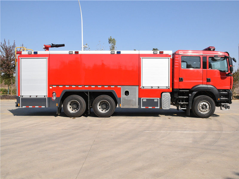 汕德卡15噸水(shuǐ)罐消防車(chē)