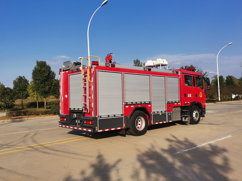 重汽A類泡沫主戰消防車(chē)