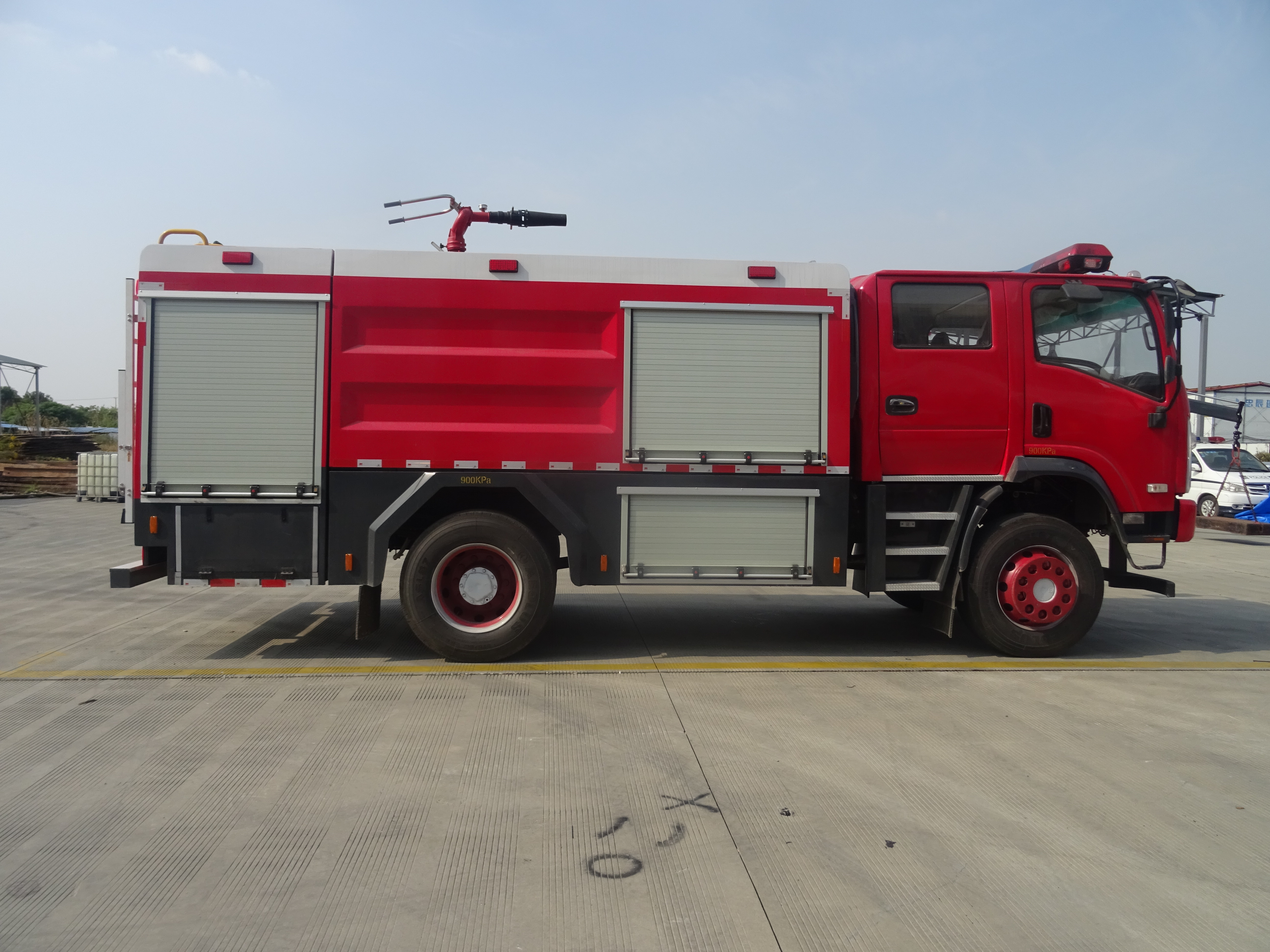 四驅6.3噸水(shuǐ)罐消防車(chē)