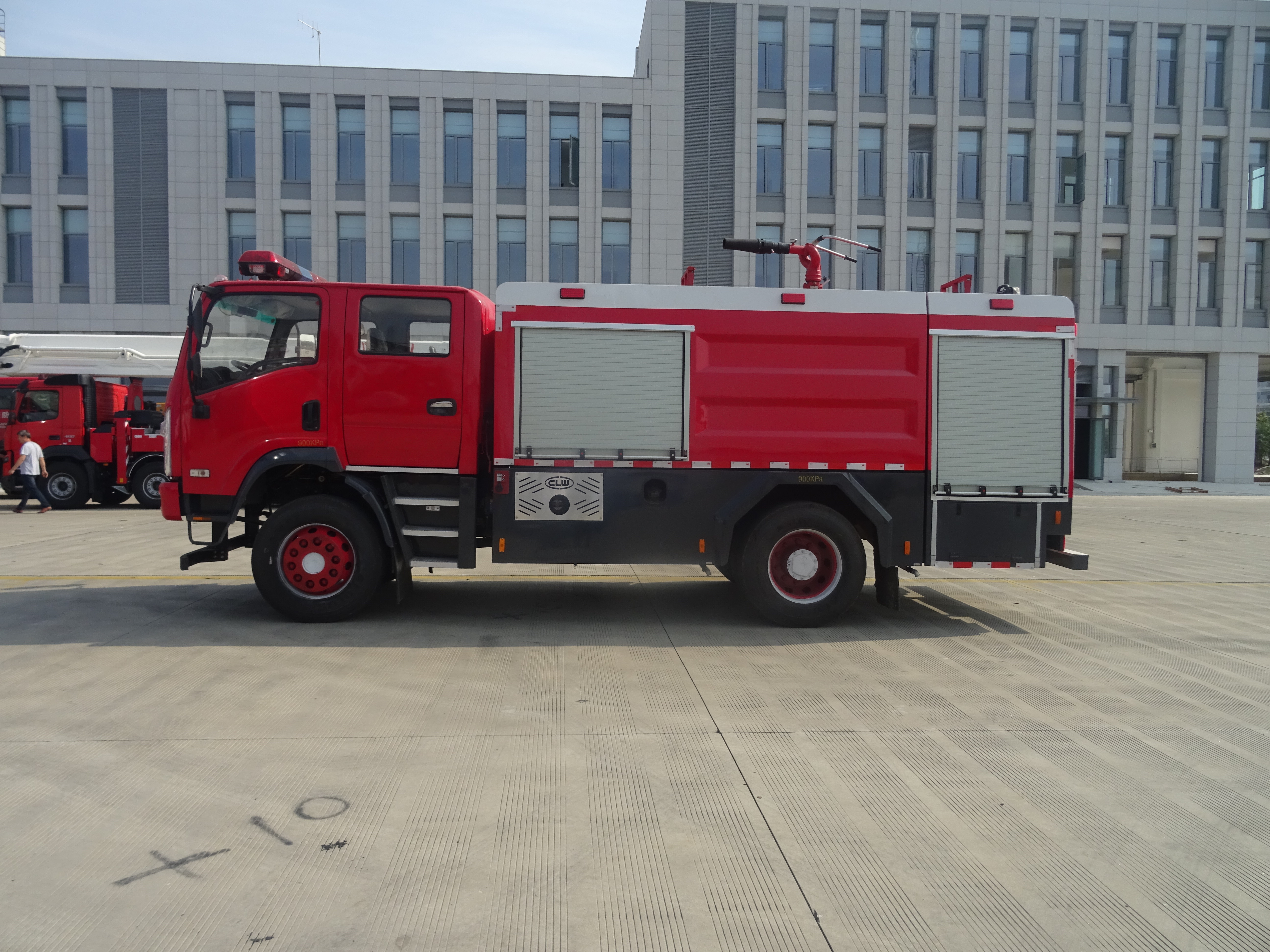 四驅6.3噸水(shuǐ)罐消防車(chē)