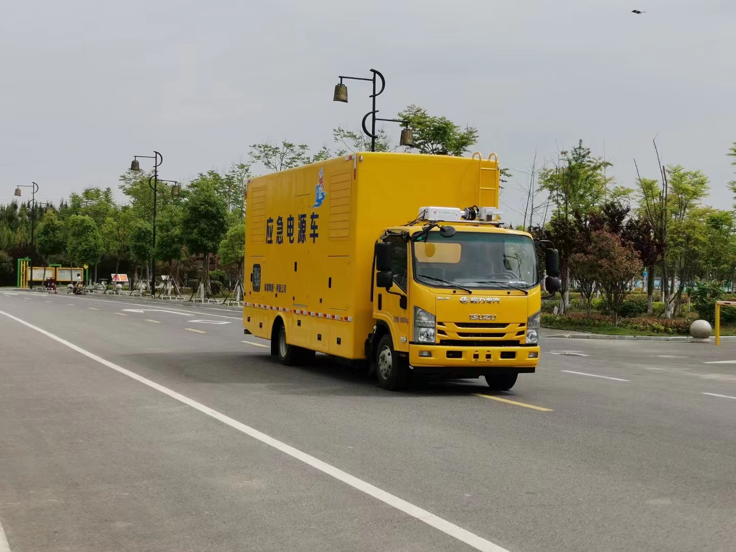 五十鈴3.8m軸距電(diàn)源車(chē)120KW