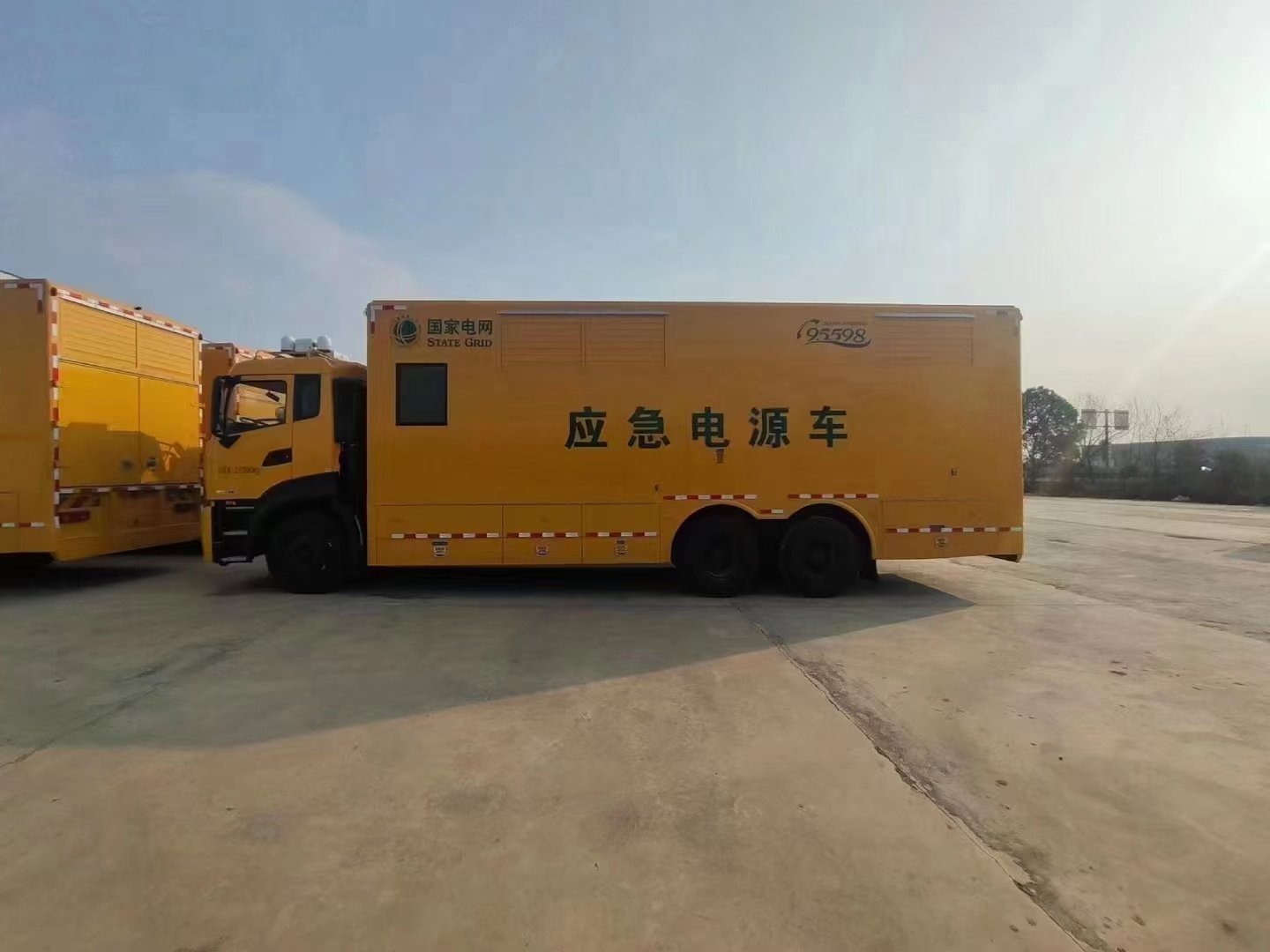 東(dōng)風(fēng)天龍後雙橋800KW電(diàn)源車(chē)