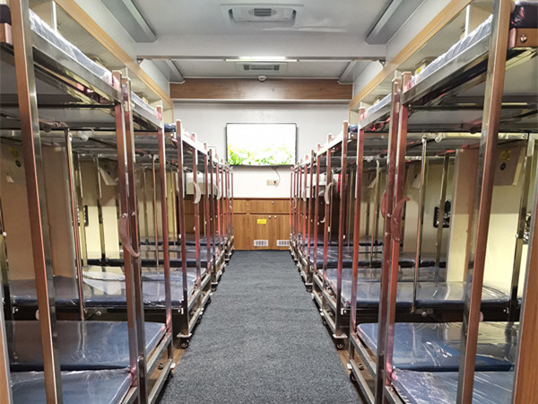 重汽後雙橋宿營車(chē)