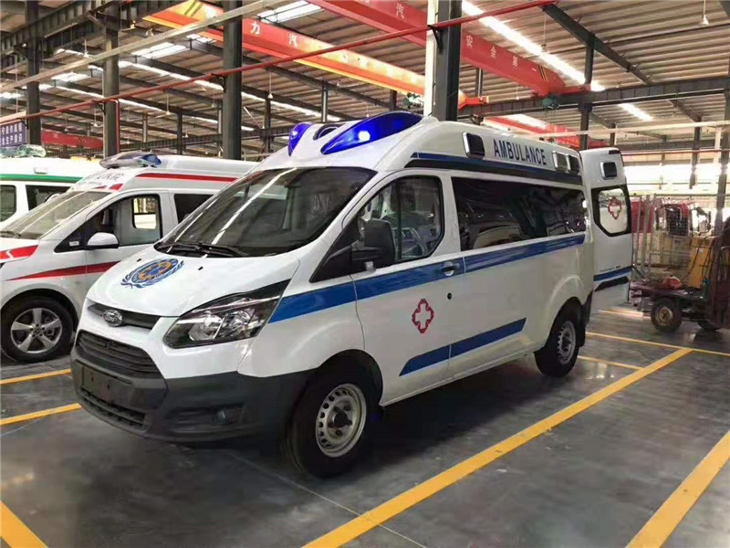 福特V362新全順短(duǎn)軸中頂救護車(chē)