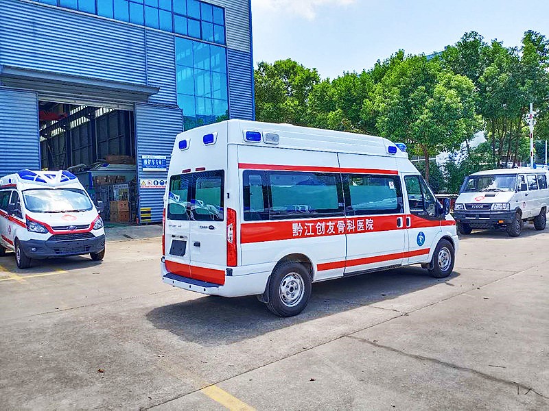 福特新時(shí)代長(cháng)軸高(gāo)頂救護車(chē)