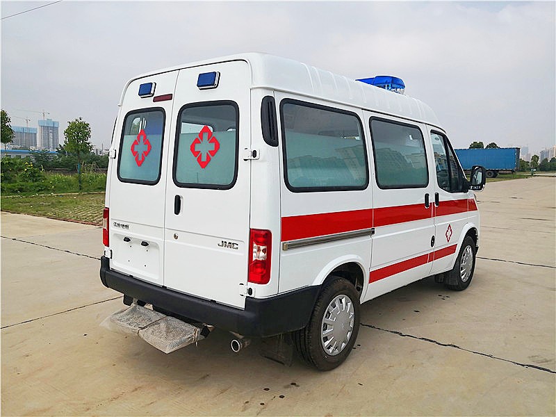 江鈴特順短(duǎn)軸中頂柴油版救護車(chē)