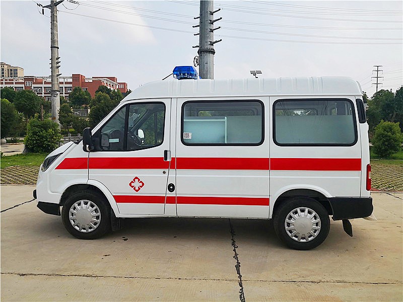 江鈴特順短(duǎn)軸中頂柴油版救護車(chē)