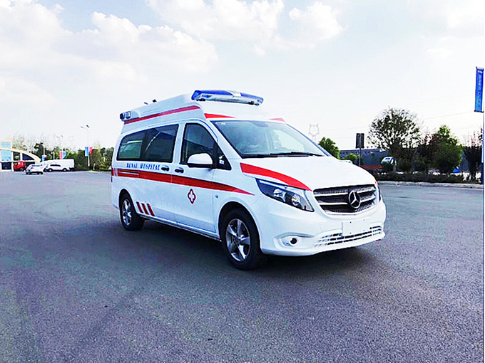 國(guó)六奔馳監護型救護車(chē)