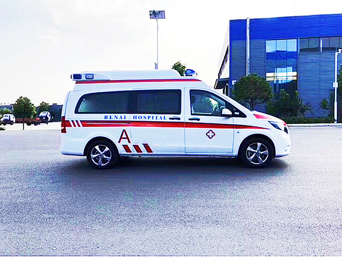 國(guó)六奔馳監護型救護車(chē)