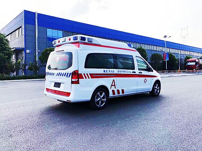 國(guó)六奔馳監護型救護車(chē)