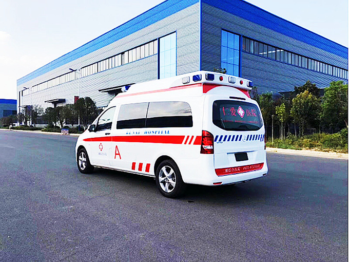 國(guó)六奔馳監護型救護車(chē)